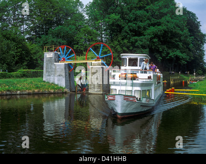 Nave turistica a canale Elblaski, Buczyniec, nei pressi di Elblag, Polonia Foto Stock