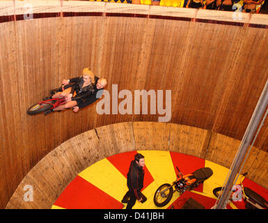 Dublino Repubblica di Irlanda. 1 marzo 2013. Ken Fox riscaldando con Aishling sul manubrio mentre egli ha preparato per la sua prestazione nel muro della morte a Dublino per moto e scooter show che corre da Venerdì 1 Marzo fino al 3° credito: Ian Shipley BKS / Alamy Live News Foto Stock