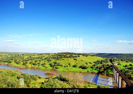 Fiume Guadiana vicino Serpa, nella regione di Alentejo. Foto Stock