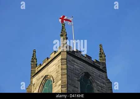 Bandiera di St George su un pennone presso il St Giles Abate chiesa parrocchiale a Cheadle Staffs Staffordshire England Regno Unito Foto Stock