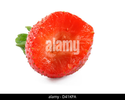 Un morso fragola su sfondo bianco Foto Stock