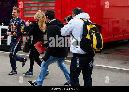 Barcellona, Spagna. 1 marzo 2013. Sebastian Vettel (Red Bull Racing) eseguire per ottenere via delle ventole, durante la Formula Uno dei test invernali al Circuit de Catalunya di Barcellona. Credito: dpa picture alliance / Alamy Live News Foto Stock