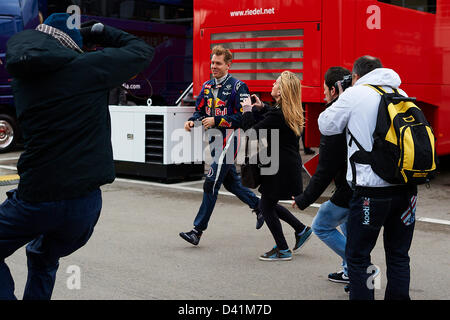 Barcellona, Spagna. 1 marzo 2013. Sebastian Vettel (Red Bull Racing) eseguire per ottenere via delle ventole, durante la Formula Uno dei test invernali al Circuit de Catalunya di Barcellona. Credito: dpa picture alliance / Alamy Live News Foto Stock