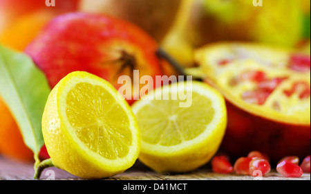 A metà le fette di limone e bacche di melograno Foto Stock