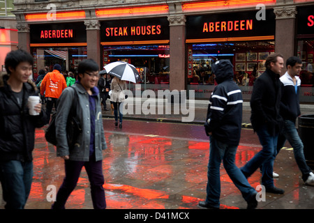 Aberdeen Steak Houses luci riflesse nel pavimento bagnato a Londra. Foto Stock