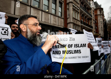 Londra, Regno Unito. 1 marzo 2013. Estremisti islamici protesta del gruppo guidato da chierico Anjem Choudry dimostrare contro il Bangladesh al di fuori dell'Ambasciata del Bangladesh. Sono arrabbiati per la chiamata per arresti di leader musulmani che hanno schierato con il Pakistan e l oppressione dei musulmani dal governo. 01/03/2013 , Londra, Regno Unito Credito: Mario Mitsis / Alamy Live News Foto Stock