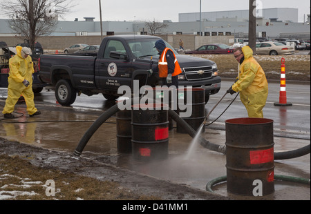 Warren, Michigan - Lavoratori pulire fino a pericolose fuoriuscite di materiale sulla spalla di una strada principale. Foto Stock