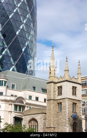 Il Gherkin grattacielo nella City di Londra, Inghilterra Foto Stock