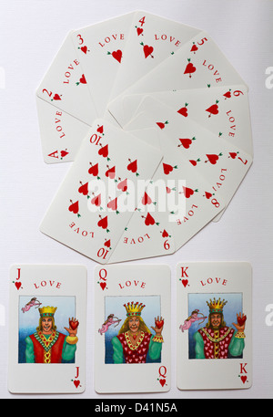 Carte da gioco novità che mostrano Love Hearts Suit isolato su sfondo bianco - gioco di carte GUERRA politicamente corretto non violento - Regno Unito Foto Stock