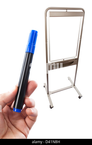 Blue lavagna pen tenuto di fronte a una lavagna a fogli mobili, combinati in post produzione su uno sfondo bianco. Foto Stock