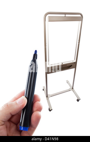 Blue lavagna pen tenuto di fronte a una lavagna a fogli mobili, combinati in post produzione su uno sfondo bianco. Foto Stock