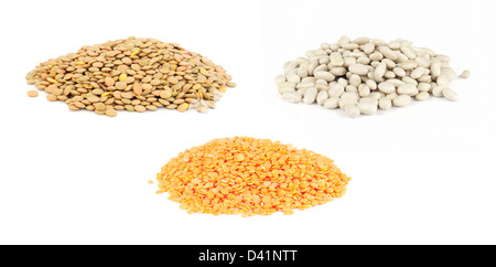 Pila di non cotti lenticchie, fagioli bianchi e di lenticchie rosse isolato su bianco Foto Stock