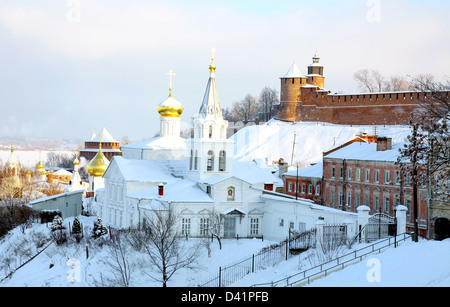 Panoramica vista gennaio Chiesa Elia Profeta e il Cremlino Nizhny Novgorod Russia Foto Stock