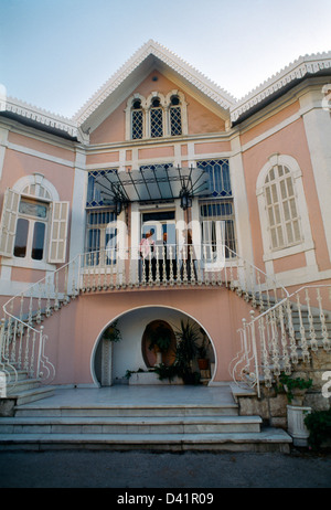 Beirut Libano l uomo e la donna al di fuori del Vecchio Beiruti House Foto Stock