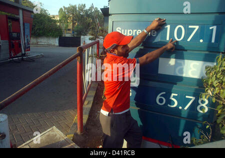 La stazione di benzina Il dipendente mostra i nuovi prezzi di prodotti petroliferi in corrispondenza di una stazione di benzina a Karachi il Venerdì, Marzo 01, 2013. Il prezzo della benzina è stato aumentato da Rs3.53 per litro (3,42 per cento) per RS106.60, che di diesel ad alta velocità da Rs4.35 (3,99 per cento) per RS113.56, kerosene da Rs3.75 (3,76 per cento) per RS103.69 e diesel leggeri da Rs3.93 (4,2 per cento) per Rs98.25.La decisione per il prezzo escursione ha annunciato giovedì a seguito di consultazioni tra le imprese il ministero del petrolio e del gas e del petrolio da autorità di regolamentazione (Ogra). Foto Stock