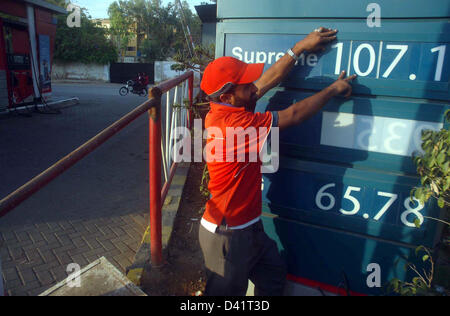 La stazione di benzina Il dipendente mostra i nuovi prezzi di prodotti petroliferi in corrispondenza di una stazione di benzina a Karachi il Venerdì, Marzo 01, 2013. Il prezzo della benzina è stato aumentato da Rs3.53 per litro (3,42 per cento) per RS106.60, che di diesel ad alta velocità da Rs4.35 (3,99 per cento) per RS113.56, kerosene da Rs3.75 (3,76 per cento) per RS103.69 e diesel leggeri da Rs3.93 (4,2 per cento) per Rs98.25.La decisione per il prezzo escursione ha annunciato giovedì a seguito di consultazioni tra le imprese il ministero del petrolio e del gas e del petrolio autorità di regolamentazione Foto Stock