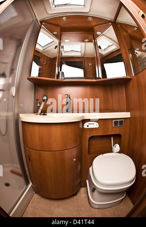 Lavabo e wc in Concorde motorhome di lusso Foto Stock