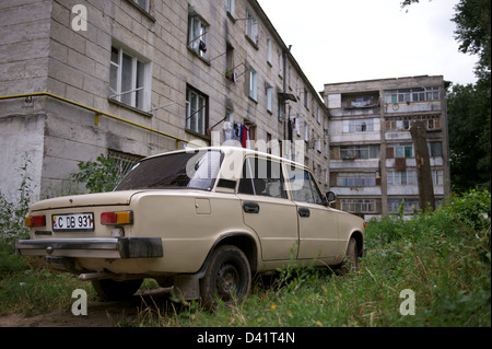Una vecchia Lada su un alloggiamento sovietica estate in Kishinev, Moldavia Foto Stock