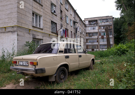 Una vecchia Lada su un alloggiamento sovietica estate in Kishinev, Moldavia Foto Stock