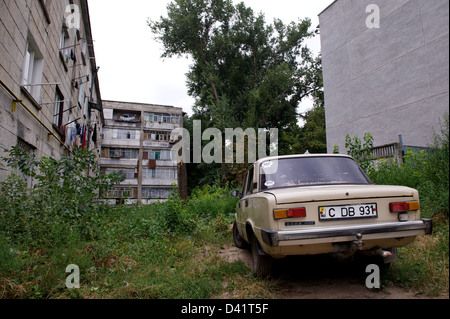 Una vecchia Lada su un alloggiamento sovietica estate in Kishinev, Moldavia Foto Stock
