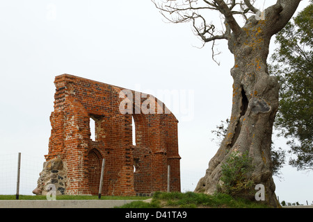 Hoff sul Mar Baltico, Polonia, i ruderi della chiesa di San Nicola Foto Stock