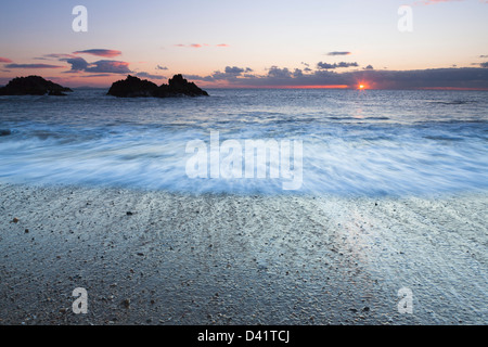 Le onde di marea al tramonto, Llanddwyn Island, Anglesey Foto Stock