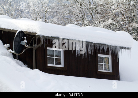 Afritz am See, Austria, ghiaccioli su una gronda del tetto di una casa Foto Stock