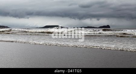 Un buio cielo tempestoso aleggiano sopra la testa worm sulla Penisola di Gower Foto Stock