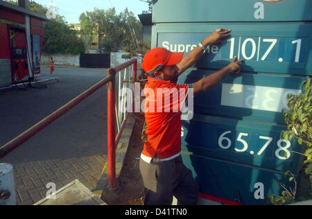 La stazione di benzina Il dipendente mostra i nuovi prezzi di prodotti petroliferi in corrispondenza di una stazione di benzina a Karachi il Venerdì, Marzo 01, 2013. Il prezzo della benzina è stato aumentato da Rs3.53 per litro (3,42 per cento) per RS106.60, che di diesel ad alta velocità da Rs4.35 (3,99 per cento) per RS113.56, kerosene da Rs3.75 (3,76 per cento) per RS103.69 e diesel leggeri da Rs3.93 (4,2 per cento) per Rs98.25.La decisione per il prezzo escursione ha annunciato giovedì a seguito di consultazioni tra le imprese il ministero del petrolio e del gas e del petrolio autorità di regolamentazione Foto Stock