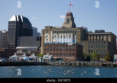 Il lungomare di Halifax Harbour, con il dominio pubblico edificio in background Foto Stock