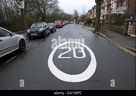 20 km/h il limite massimo di velocità su strada di segni di marcatura per le strade di Brighton Regno Unito Foto Stock