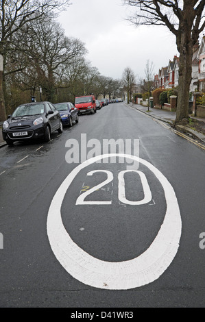 20 km/h il limite massimo di velocità su strada di segni di marcatura per le strade di Brighton Regno Unito Foto Stock