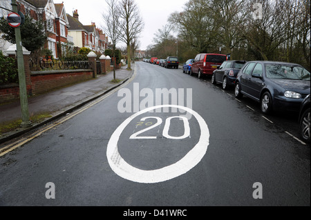 20 km/h il limite massimo di velocità su strada di segni di marcatura per le strade di Brighton Regno Unito Foto Stock