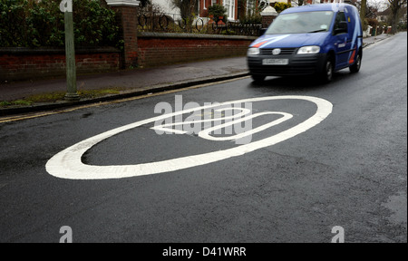 Van guida su uno dei nuovi 20 km/h il limite massimo di velocità su strada di segni di marcatura a Brighton Regno Unito Foto Stock