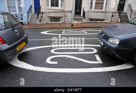 Nuovo 20 mph segni sono state dipinte su strade in Brighton come un nuovo limite di velocità è introdotto Foto Stock