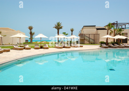 Piscine e spiaggia presso l'hotel di lusso, Saadiyat island, Abu Dhabi, Emirati arabi uniti Foto Stock