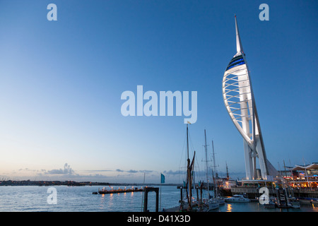 Un illuminato Spinnaker Tower e Gunwharf Quays, Portsmouth, al tramonto. Foto Stock