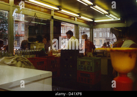 Berlino, gdr, guardare in uno spuntino Konnopke Foto Stock