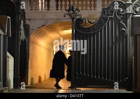 Le Guardie Svizzere fine ai loro compiti di guardia a 20:00 CET appuntita ad un cancello al Vaticano e a Piazza San Pietro a Roma, Italia, 28 febbraio 2013. Il pontificato di Papa Benedetto XVI ha concluso a 20:00 del 28 febbraio 2013. Foto: Bernd Von Jutrczenka Foto Stock