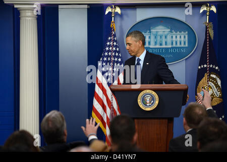 Washington, DC, Stati Uniti d'America. 1 marzo 2013. Il Presidente degli Stati Uniti Barack Obama lascia il podio dopo aver risposto alle domande poste dalle notizie dei media nel corso di una conferenza stampa presso la Casa Bianca a Washington DC, USA, 01 marzo 2013. Il Presidente Obama ha risposto alle domande poste nella Casa Bianca briefing room dopo una riunione con i leader del Congresso sul sequestrare. Credito: Shawn Thew / Pool via CNP/Alamy Live News Foto Stock