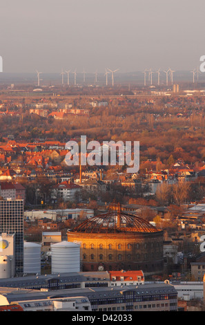 Leipzig, Germania, il vecchio gasometro accanto al gas e vapore centrale a ciclo combinato di Stadtwerke Leipzig Foto Stock