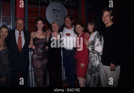 ALISON ARNGRIM con J Worley , F Nuyen , D Van Patten , C E Harris , J Mills , Allred , K Linder , K Johnson.Tony Awards kick off party a Formosa Cafe a Hollywood , Ca. 2000.k18905np.(Immagine di credito: © Nina Prommer/Globe foto/ZUMAPRESS.com) Foto Stock