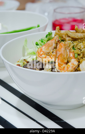 Spaghetti di riso con carne di maiale piccante e salsa di pesce nel recipiente bianco, Foto Stock