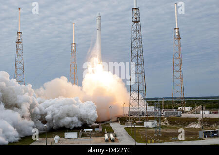 La SpaceX Falcon 9 lancio commerciale rocket di blasti off con la capsula Dragon dal Launch Complex 40 Marzo 1, 2013 a Cape Canaveral, in Florida. Il finanziati privatamente SpaceX Dragon capsule è di rendere il suo terzo viaggio per la Stazione Spaziale Internazionale per una missione di rialimentazione. Foto Stock
