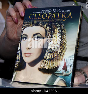 Febbraio 28, 2013 - Hollywood, California, Stati Uniti - Ho15588CHW .Richard Burton onorato postumo con stella sulla Hollywood Walk of Fame.6336 Hollywood Blvd, Hollywood, CA .03/01/2013 .CLEOPATRA - DVD di Richard Burton ed Elizabeth Taylor . 2013(Immagine di credito: © Clinton Wallace/Globe foto/ZUMAPRESS.com) Foto Stock