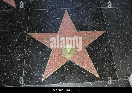 Febbraio 28, 2013 - Hollywood, California, Stati Uniti - Ho15588CHW .Richard Burton onorato postumo con stella sulla Hollywood Walk of Fame.6336 Hollywood Blvd, Hollywood, CA .03/01/2013 .ELIZABETH TAYLOR 'S STELLA SULLA HLLYWOOD Walk of Fame . 2013(Immagine di credito: © Clinton Wallace/Globe foto/ZUMAPRESS.com) Foto Stock