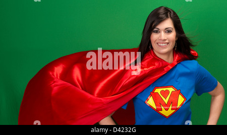 Super madre nella Red Cape con petto Crest sorridente Foto Stock