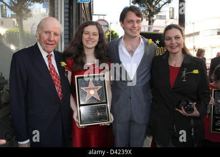 Febbraio 28, 2013 - Hollywood, California, Stati Uniti - Ho15588CHW .Richard Burton onorato postumo con stella sulla Hollywood Walk of Fame.6336 Hollywood Blvd, Hollywood, CA .03/01/2013 . Signore ROWE BEDDOE ,CHARLOTTE RITCHIE, MORGAN RITCHIE E MARIA BURTON . 2013(Immagine di credito: © Clinton Wallace/Globe foto/ZUMAPRESS.com) Foto Stock