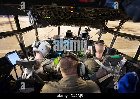 US Air Force C-17 Globemaster III Equipaggi eseguire controllo elenchi come prepararsi per un decollo dal pozzetto 22 febbraio 2013 ad Alessandria, LA. Foto Stock