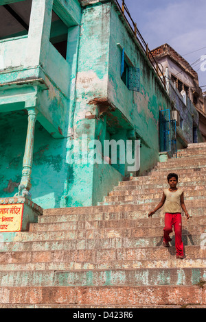 Casa lungo i ghats di Varanasi, India Foto Stock